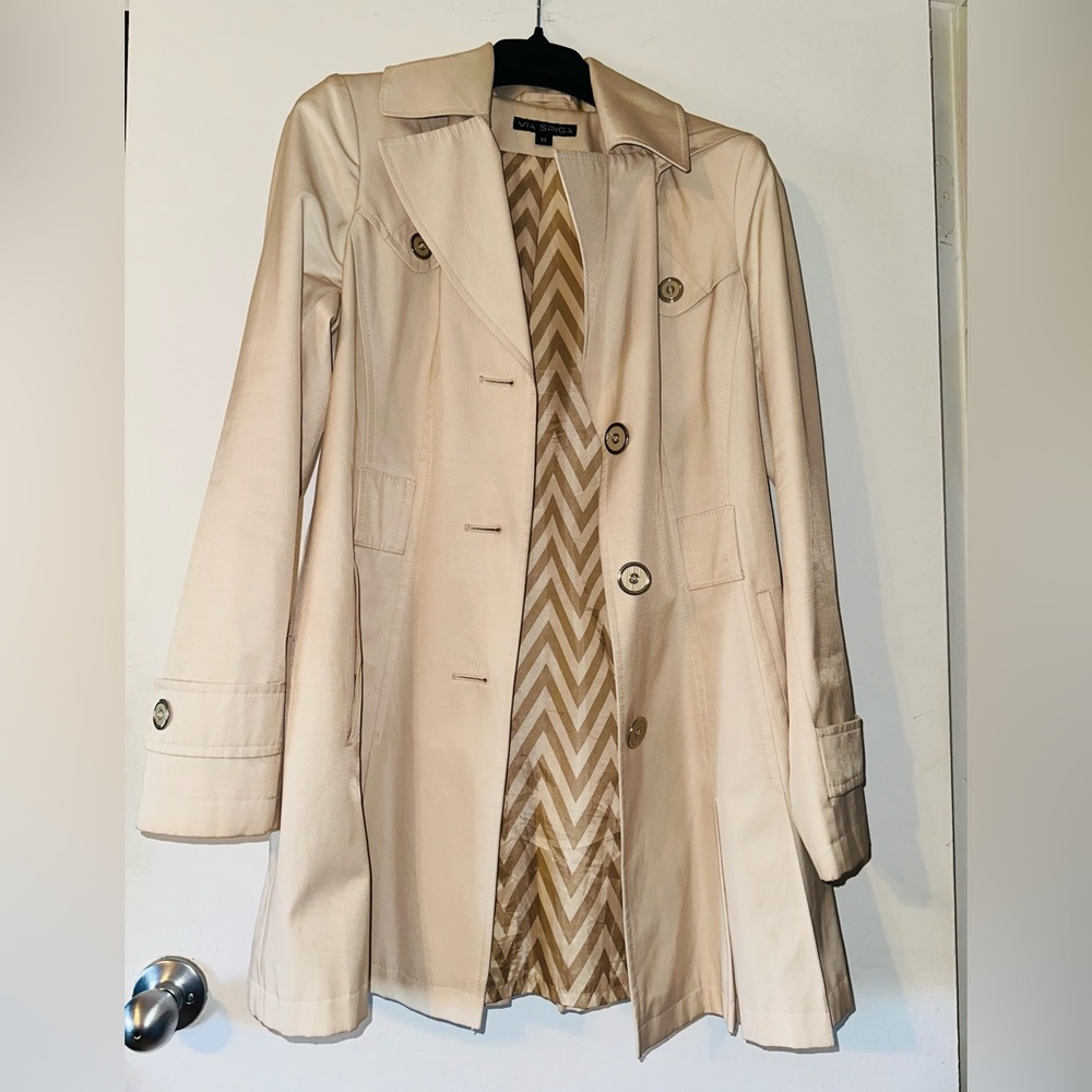 Via Spiga single breasted trench coat size M. Tan color. Barely worn